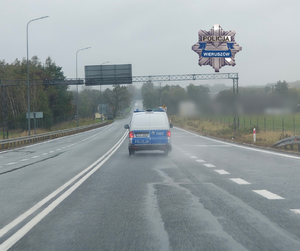 widzimy policyjny radiowóz, a w prawym górnym rogu gwiazdę policyjną.