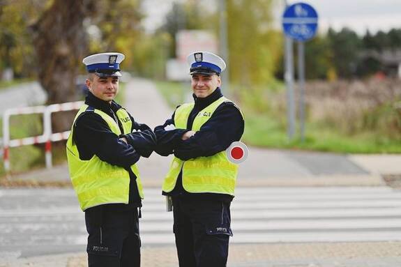 widzimy policjantów w rejonie przejścia dla pieszych.