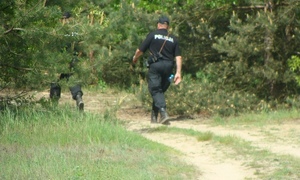 policjanci podczas poszukiwań zaginionej
